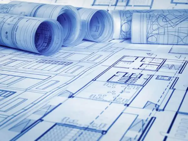 攤開及捲起的建築設計藍圖